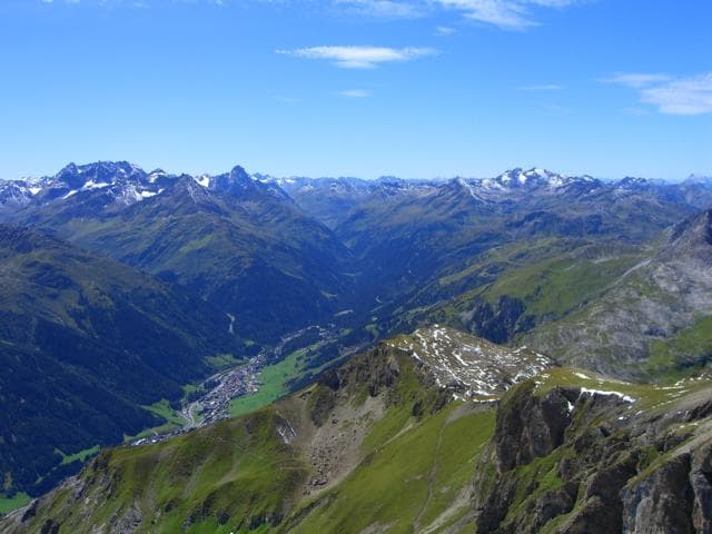 Wintersportlerin der TSG 1861 Kaiserslautern beim Skifahren im tiefen Schnee