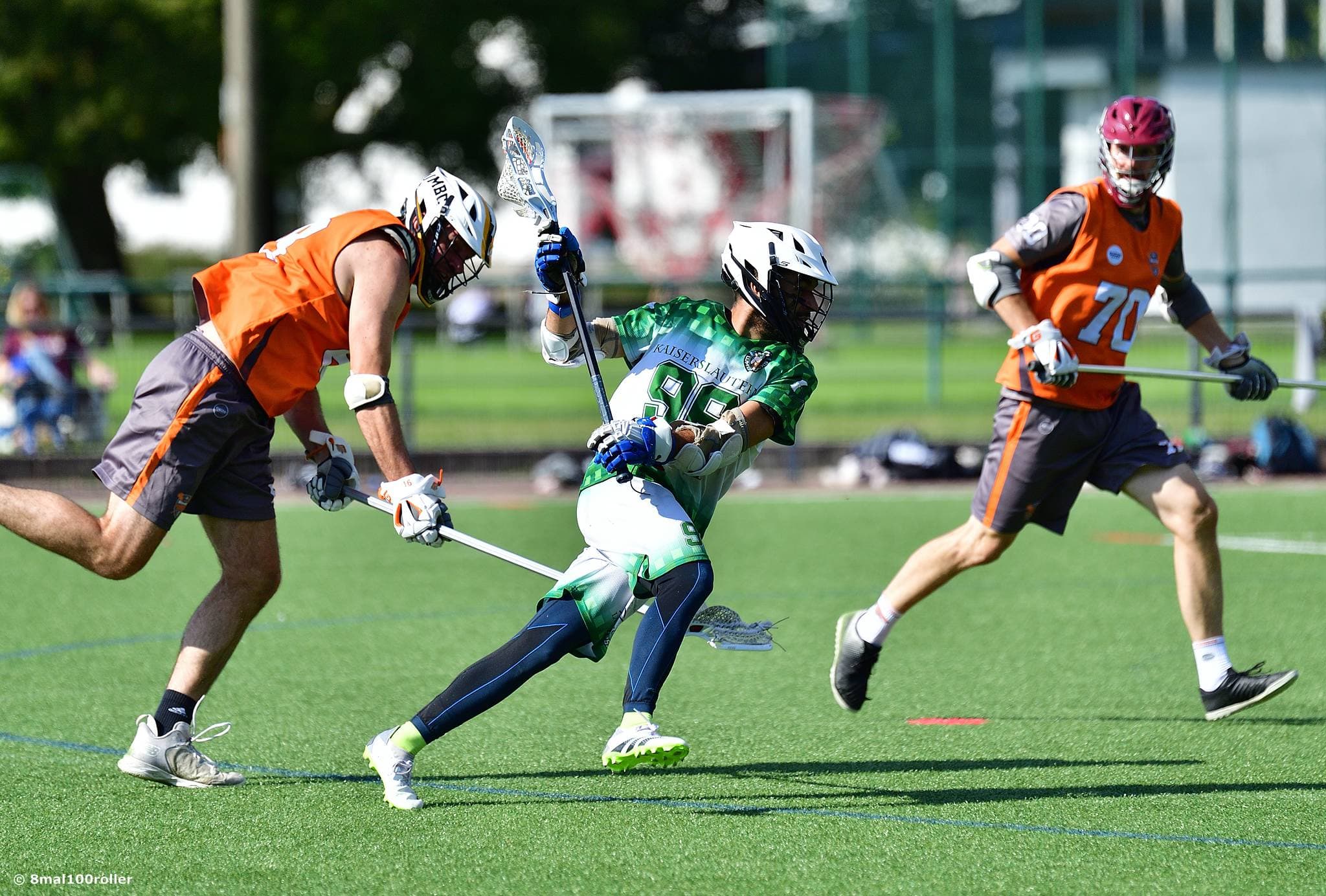 Lacrosse-Spieler der TSG 1861 Kaiserslautern im Zweikampf