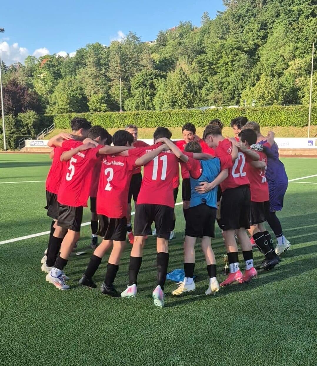 Fußballjugend der TSG 1861 Kaiserslautern feiert einen Meistertitel
