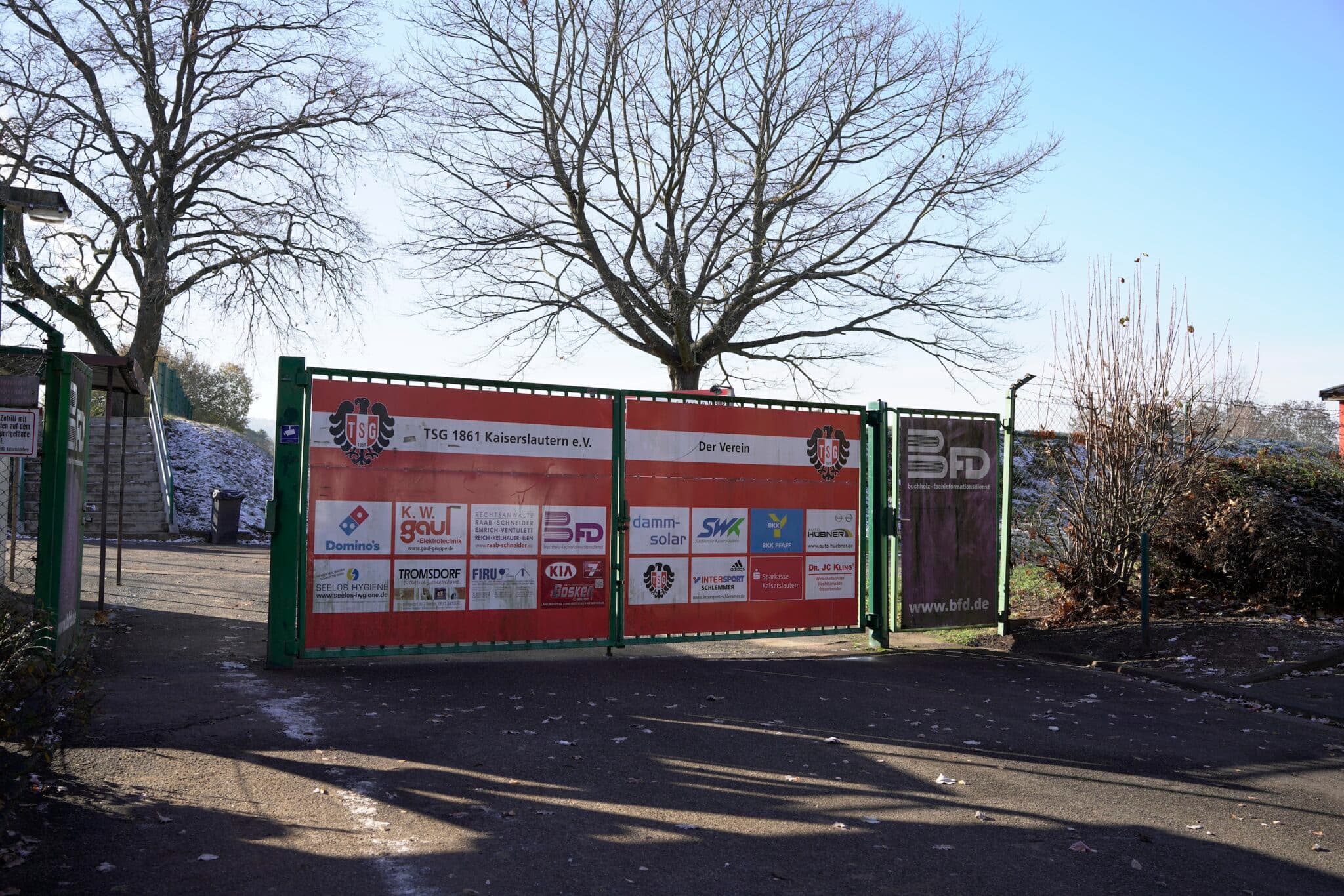 Eingang zur Sportanlage der TSG 1861 Kaiserslautern an der Hermann-Löns-Straße